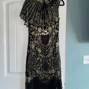 1920s Flapper Style Sequin Fringe Dress w/ Shawl & Headpiece – Black & Gold